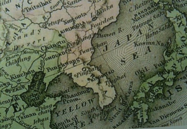 일본을 개항시킨 미국 페리제독의 자서전에 나온 대마도 지도 (1866년). 대한해협(Strait of Korea)이 대마도 남쪽 바다에 표기되어있다. (김상훈 지음 ‘일본이 숨겨오는 대마도와 독도의 비밀’)