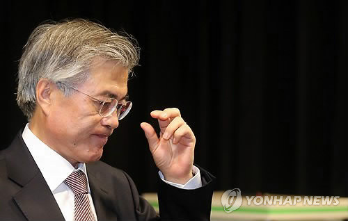 ▲ 민주통합당 문재인 대선 경선 후보가 27일 오후 경선후보 방송 토론회가 열릴 예정이었던 청주 MBC 스튜디오로 들어서고 있다. ⓒ연합뉴스