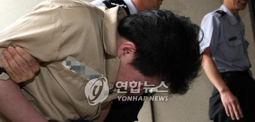 ▲ 2008년 6월, 법정에 출두하고 있는 정성현.ⓒ 사진 연합뉴스