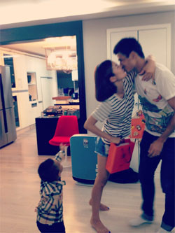 ▲ 배우 김성은이 남편 정조국과의 강렬한 키스 인증샷을 공개했다. ⓒ 김성은 트위터