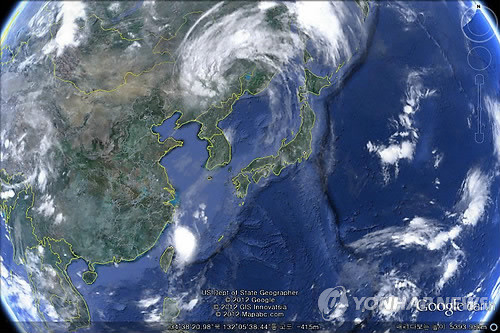 ▲ 29일 오전 구글 실시간 위성사진. 현재 대만 동북쪽 해상에서 북상중인 제14호 태풍 '덴빈'은 30일 오전 서귀포 남서쪽 해상에, 31일 오전에는 서울 남서쪽 해상까지 진입할 전망이다.ⓒ 구글/연합뉴스