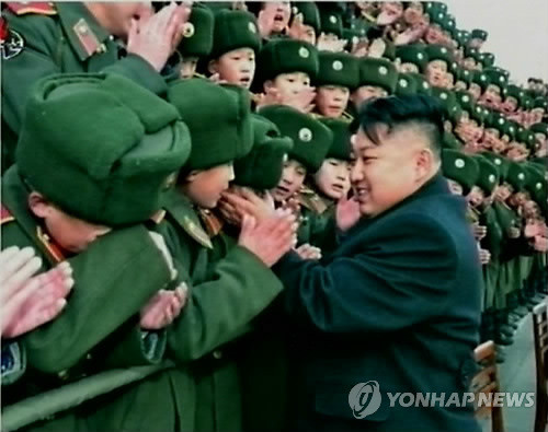 ▲ 김정은의 이같은 스킨십이 개혁의 상징? 김정은의 개혁개방은 조선조말 광무개혁의 재판이 될 것이다.ⓒ