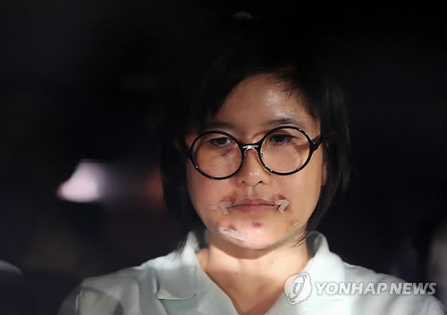 ▲ 친노(親盧) 성향의 인터넷 방송국  전 대표인 양경숙씨가 28일 오전 민주통합당 공천비리 사건과 관련해 대검찰청에서 조사 받은 뒤 구치소로 이송되고 있다. ⓒ연합뉴스