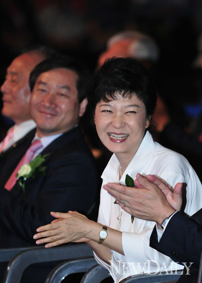 ▲ 새누리당 박근혜 대통령 후보는 30일 쌍용차 해고자와 전태일재단 방문 계획에 대해 