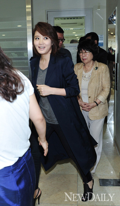 ▲ 임명식장에 미리 와 있던 많은 인원으로 놀란 표정의 김혜수 ⓒ 정상윤