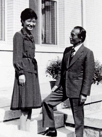 ▲ 박정희 대통령과 딸 박근혜(1970년대 경무대 앞에서).