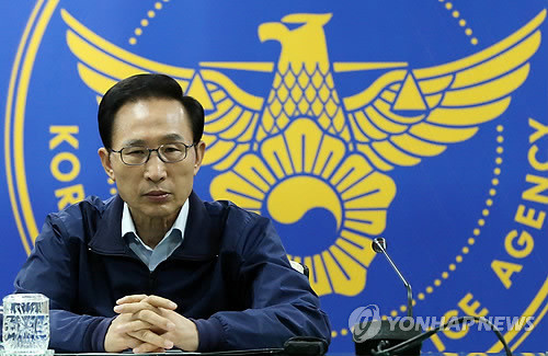 ▲ 전남 나주의 초등학생 성폭행 사건 등 최근 발생한 강력사건과 관련해 민생치안 점검에 나선 이명박 대통령이 31일 서울 서대문구 경찰청에서 김기용 경찰청장에게 나주 사건 등에 대한 보고를 받으며 굳은 표정을 짓고 있다. ⓒ 연합뉴스