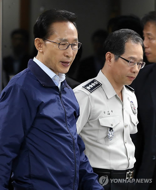 ▲ 전남 나주 초등학교 여자어린이 성폭행 사건과 관련해 이명박 대통령이 31일 서울 서대문구 경찰청을 찾아 김기용 경찰청장에게 보고를 받고 있다. ⓒ 연합뉴스