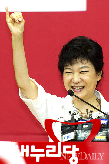 ▲ 새누리당 박근혜 대통령 후보는 31일 새끼손가락을 들어올리며 100%대한민국을 이룩하기 위한 약속을 강조하고 있다.  ⓒ 양호상 기자