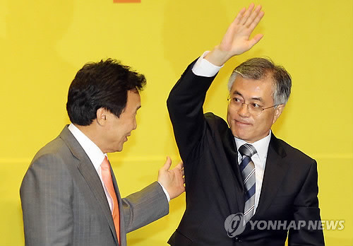 ▲ 민주통합당 문재인 대선경선 후보가 30일 오후 청주 흥덕구 사직동 청주체육관에서 열린 민주통합당 제18대 대통령 후보 선출을 위한 충북 경선에서 1위에 오른 후 손학규 후보의 축하를 받고 있다. ⓒ연합뉴스