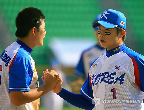▲ 윤형배 투수가 동료와 하이파이브를 하고 있다.ⓒ연합뉴스.