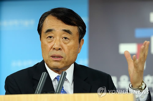 ▲ 이영선 대학구조개혁위원장이 31일 서울 세종로 정부중앙청사에서 '2013학년도 정부재정지원 제한대학과 학자금대출 제한대학' 평가결과를 발표하고 있다.ⓒ 사진 연합뉴스