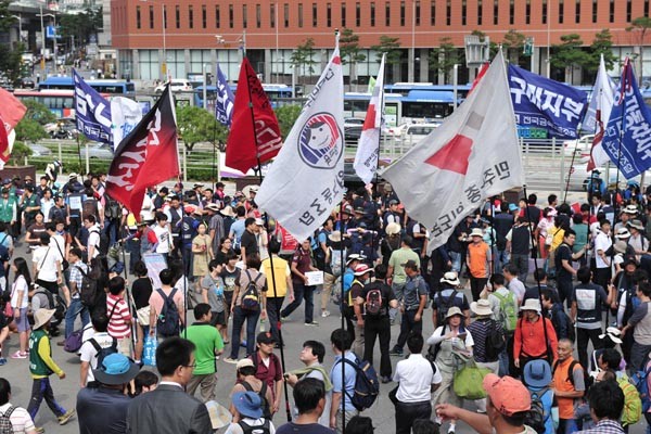 ▲ 31일 오후 2시 경 서울역 광장에 모여드는 민노총 산별노조.