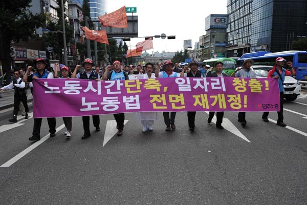 ▲ 서울역 광장에서 YTN을 지나 숭례문으로 향하는 시위대 선봉. 낯익은 얼굴도 보인다.