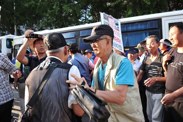 ▲ 어버이 연합 회원과 민노총 시위대 간의 몸싸움 장면. 다행히 부상자는 없었다고 한다.