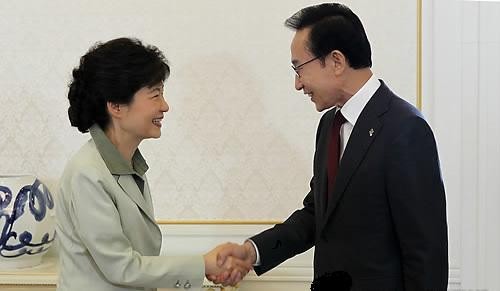 ▲ 이명박 대통령과 박근헤 새누리당 대통령 후보가 오는 2일 전격 회동한다. 사진은 지난해 6월 3일 회동때 모습이다. ⓒ 연합뉴스