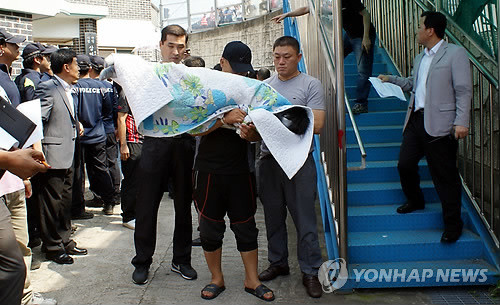 ▲ 나주 초등생 성폭행범 고종석이 1일 오전 피해 아동을 이불째 납치하는 범행을 재연하고 있다.ⓒ 사진 연합뉴스