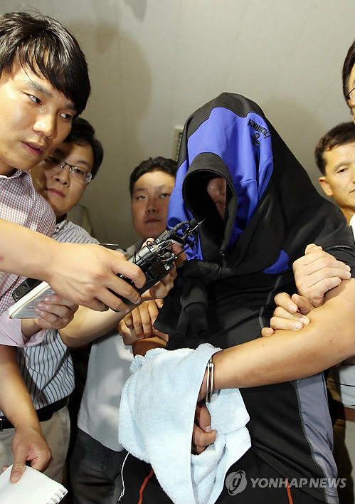 ▲ '악마의 얼굴' 전남 나주에서 7세 여아를 납치해 성폭행한 범인 고모(23)씨가 1일 새벽 나주경찰서에서 조사를 받은 뒤 입감을 위해 고개를 숙인채 이송되고 있다. ⓒ연합뉴스