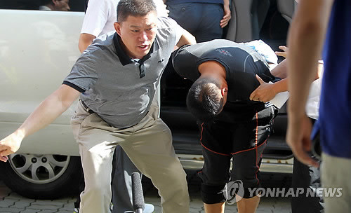 ▲ 고개를 숙여 얼굴을 가린 나주 초등생 성폭행 피의자 고종석.ⓒ 사진 연합뉴스