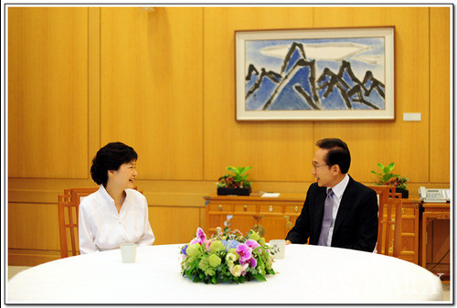 ▲ 이명박 대통령과 박근혜 새누리당 대통령 후보가 2일 청와대에서 단독 회담을 갖고 있다. ⓒ 뉴데일리