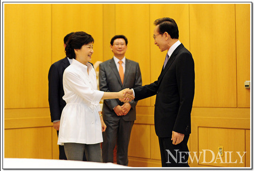 ▲ 이명박 대통령과 박근혜 새누리당 대통령 후보가 2일 청와대에서 단독 회담을 갖고 있다. ⓒ 뉴데일리