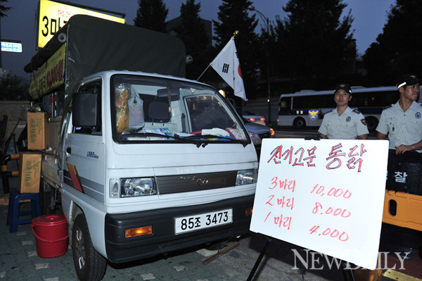 ▲ 중국에서 전기고문을 당한 북한인권운동가 김영환 씨의 폭로를 바탕으로 한 전기구이 퍼포먼스 ⓒ 정상윤