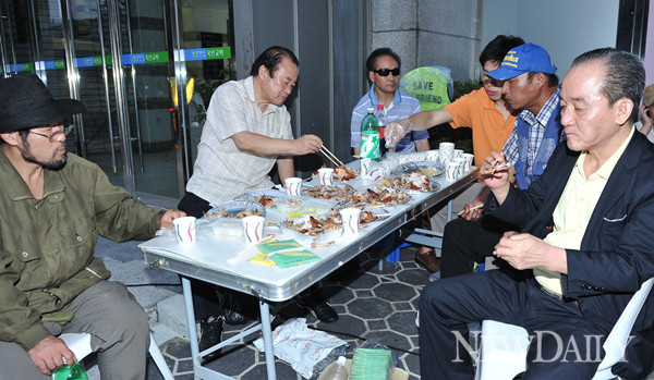 ▲ 집회 참가자들은 전기구이 통닭을 나눠먹으며 중국의 반인권 행위를 규탄했다 ⓒ 정상윤