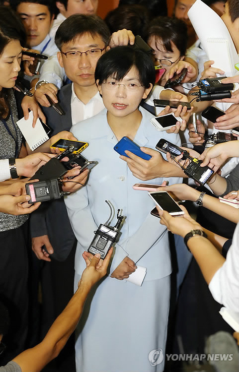 ▲ 통합진보당 이정희 전 공동대표가 3일 오전 국회 정론관에서 당의 단합을 강조하는 기자회견을 한 뒤 대선 출마와 관련한 기자들의 질문에 답하고 있다. 이 전 공동대표는 대선출마 여부와 관련해 