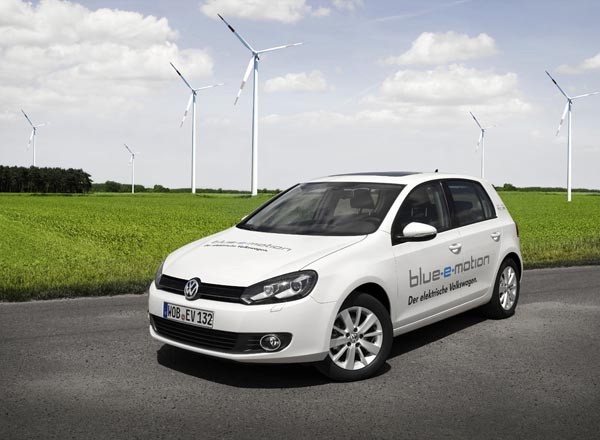 ▲ 폭스바겐이 공개한 전기차 '골프 e-블루모션'. 기존 골프의 차대를 사용해 승차감이나 운동성능은 그대로다.