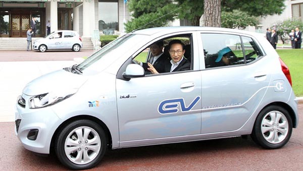 ▲ 이명박 대통령이 현대차가 선보인 전기차를 시승하고 있다.