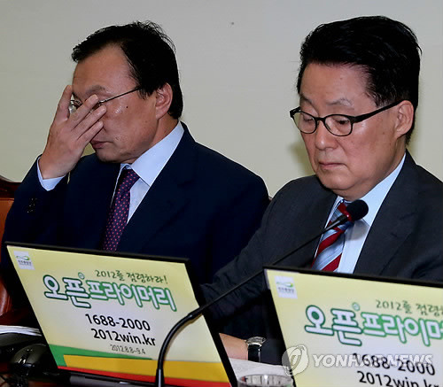 ▲ 민주통합당 이해찬 대표와 박지원 원내대표가 3일 국회에서 열린 최고위원회의에서 나란히 앉아 있다. ⓒ연합뉴스