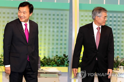 ▲ 민주통합당 대선 경선에 나선 손학규 후보(좌)와 문재인 후보가 3일 오후 광주MBC 공개홀에서 열린 광주전남 토론회에 참석해 서로 다른 곳을 바라보고 있다. ⓒ연합뉴스