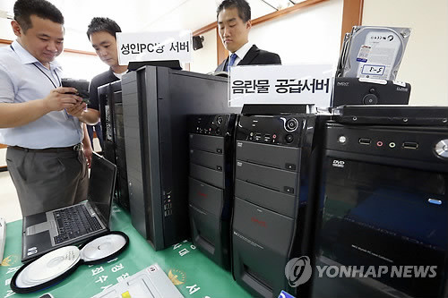▲ 지난달 서울지방경찰청 사이버범죄수사대가 적발한 성인PC방 음란물 공급서버 등 장비의 모습.ⓒ 사진 연합뉴스
