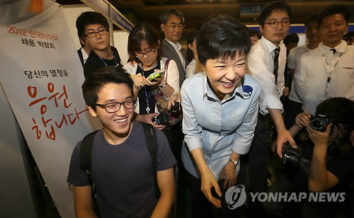 ▲ 새누리당 박근혜 대선 후보가 3일 오전 서울 한양대에서 열린 잡(JOb) 페스티벌에서 취업준비생들과 업체 관계자들을 만나 대화를 나누고 있다. ⓒ 연합뉴스