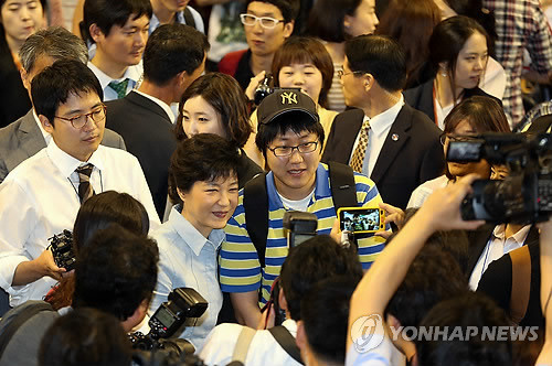 ▲ 새누리당 박근혜 대선 후보가 3일 오전 서울 한양대에서 열린 잡(JOb) 페스티벌에서 취업준비생들과 사진을 찍고 있다. ⓒ 연합뉴스