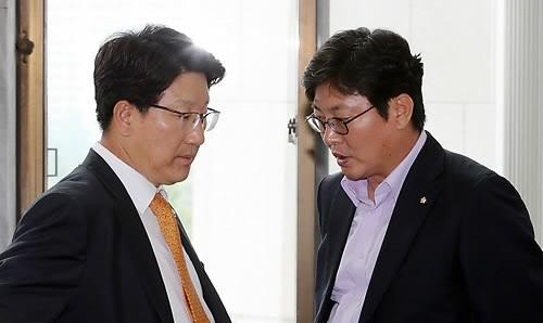 ▲ 국회 법제사법위원회 양당 간사인 새누리당 권성동 의원(왼쪽)과 민주통합당 이춘석 의원이 3일 오후 국회에서 열린 법사위 전체회의에서 `이명박 대통령 내곡동 사저부지 매입의혹 특검법' 처리 문제와 관련해 심각한 표정으로 대화를 하고 있다. ⓒ 연합뉴스