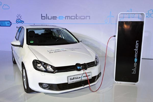 ▲ '코뚫린 골프'. 폭스바겐이 이번 로드쇼에 선 보인 '골프 e-블루모션'. 전기 충전기를 꽃은 게 마치 코뚜레 뚫린 것처럼 보인다.