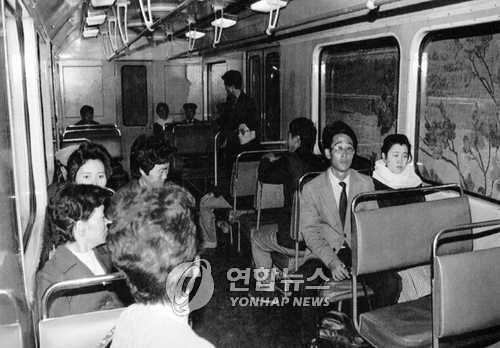 ▲ 평양시내 지하철 전동차에 타고 있는 북한 주민들.(연합뉴스)