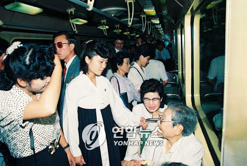 ▲ 평양시내 지하철 전동차에 타고 있는 북한 주민들.(연합뉴스)