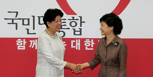 ▲ 새누리당 박근혜 대선후보가 4일 국회 대표실에서 방한 중인 중국 전인대 상무위원회 천즈리 부위원장과 인사하고 있다. ⓒ 연합뉴스