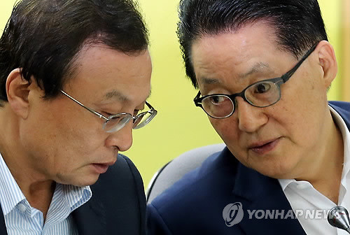 ▲ 민주통합당 이해찬 대표와 박지원 원내대표가 조용히 대화하는 모습 ⓒ연합뉴스