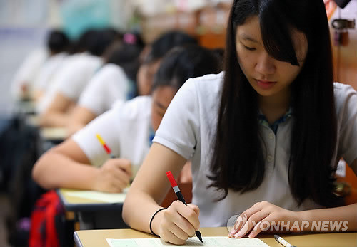 ▲ 4일 서울 종로구 필운동 배화여고 학생들이 9월 모의고사를 치르는 모습. ⓒ 연합뉴스