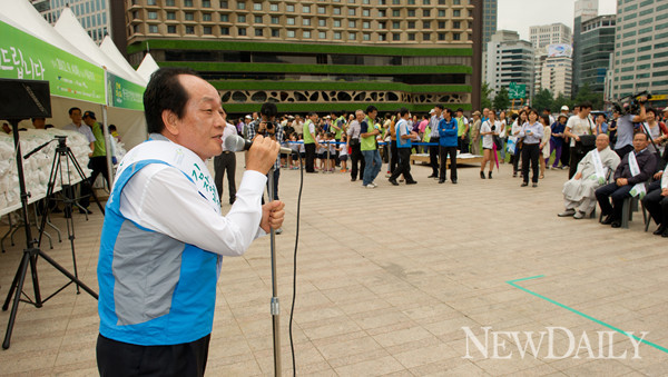 ▲ 배추키우는 방법을 설명하는 서규용 농림부 장관 ⓒ정상윤