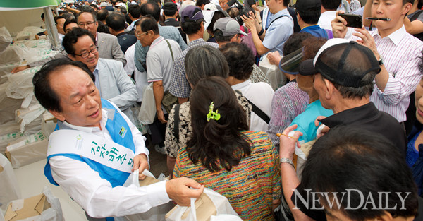 ▲ 서규용 농림부 장관이 시민들에게 배추 묘종을 나눠주고 있다 ⓒ정상윤