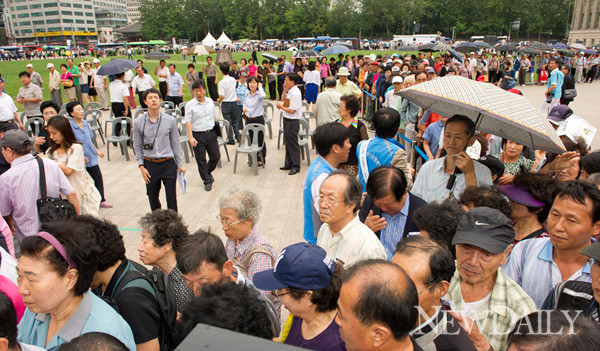 ▲ 서규용 농림부 장관이 시민들에게 배추 묘종을 나눠주고 있다 ⓒ정상윤