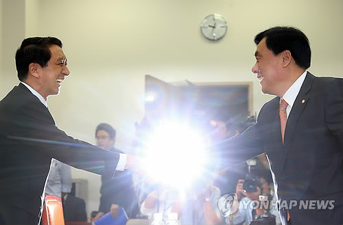 ▲ 새누리당 김기현 원내수석부대표와 민주통합당 박기춘 원내수석부대표가 4일 오전 국회 운영위 소회의실에서 회담을 하기에 앞서 악수를 하고 있다. ⓒ연합뉴스
