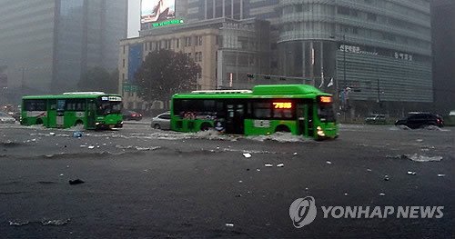 ▲ 2010년 9월 폭우로 물에 잠긴 서울 광화문사거리.ⓒ 사진 연합뉴스