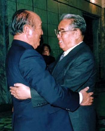 ▲ 문선명 총재가 북한을 방문해 김일성 주석과 포옹하고 있다