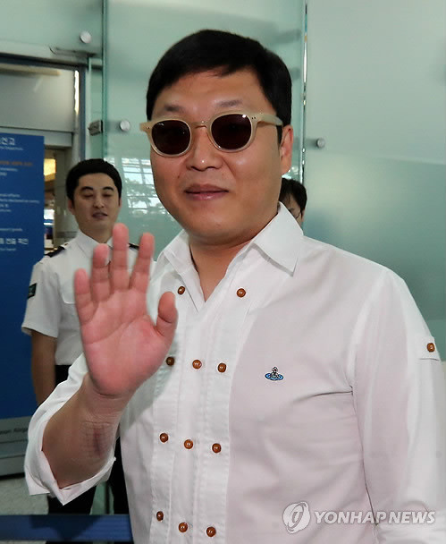 ▲ 가수 싸이가 LA 스테이플스 센터에서 열리는 '2012 MTV 비디오 뮤직 어워드'에 참석 차 5일 LA로 출국했다. 싸이가 인천국제공항의 출국심사대로 향하며 취재진과 팬들에게 인사하고 있다. ⓒ연합뉴스