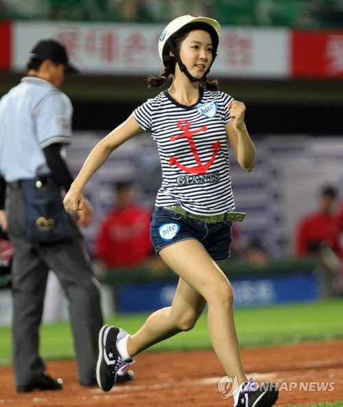 ▲ 4일 오후 부산 사직구장에서 열린 프로야구 SK 대 롯데 경기에서 롯데 배트걸 신소정이 SK 선수의 보호장구를 받기 위해 1루를 향해 전력질주하고 있다. ⓒ 연합뉴스